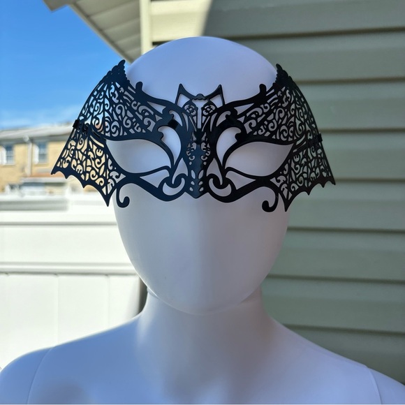 BLACK METAL LACE WORK BAT SHAPE FACE MASK GOTH FESTIVAL HALLOWEEN - Picture 1 of 5